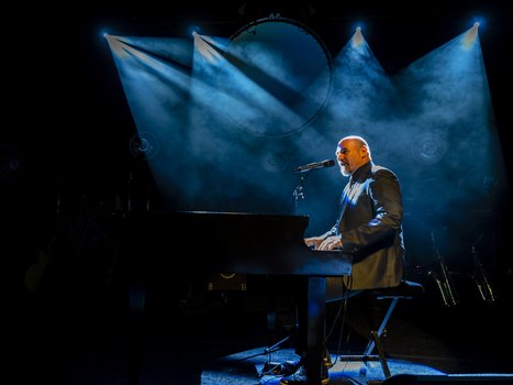 Alexander Broussard - speelt Billy Joel
